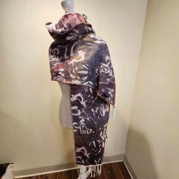 Steve Madden large Floral  scarf - Picture 2 of 11